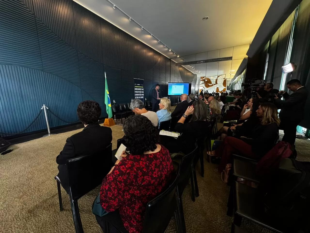 Frente Parlamentar Mista da Saúde recebe apresentação de pesquisa inédita sobre percepção da corrupção na saúde na Câmara dos Deputados